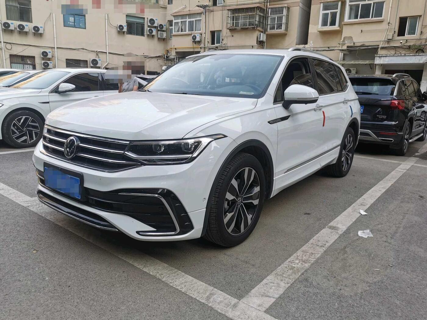 Volkswagen 2024 Tiguan L R-Line 2.0 TSI 330 TSI Front-Wheel-Drive R-Line Beyond Enjoy Edition