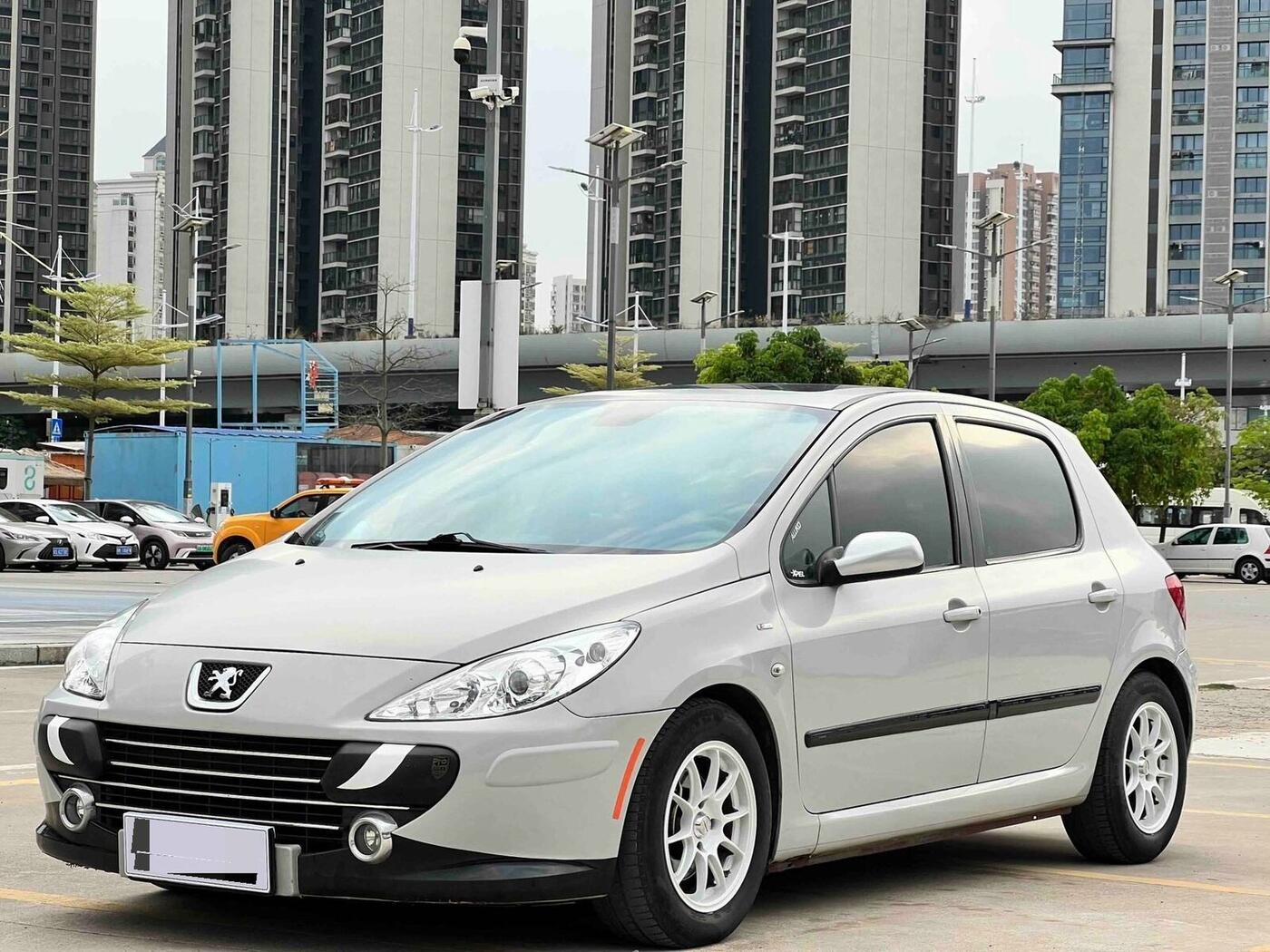 Peugeot 2012 307 Hatchback 1.6 Luxury Edition