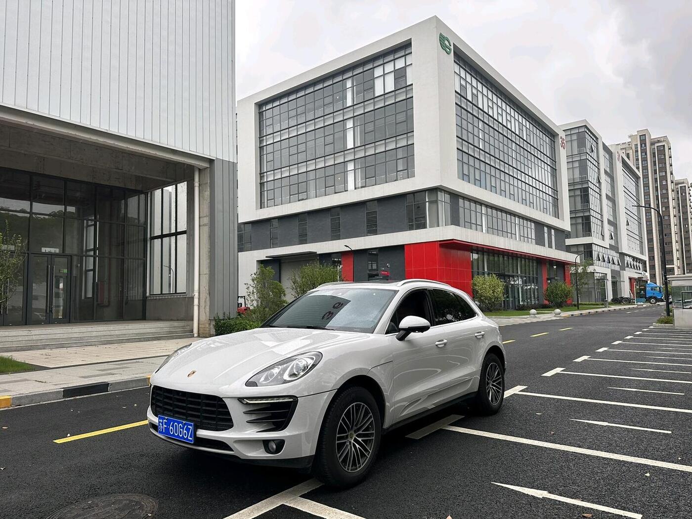 Porsche Macan (Imported) 2017 Macan 2.0T (facelift)
