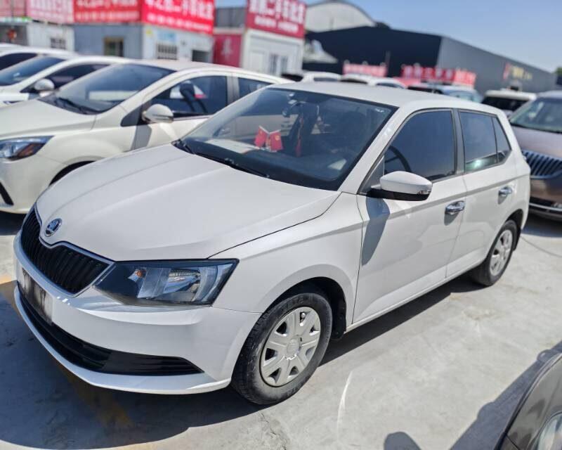 Skoda Fabia 2015 Polo 1.4 Innovative Edition